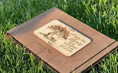 Prim-plan cu un guestbook de nuntă premium, cu copertă rigidă din lemn, gravată laser cu mare precizie. Numele mirilor și data nunții sunt gravate elegant pe copertă. Produs disponibil în București și Ilfov